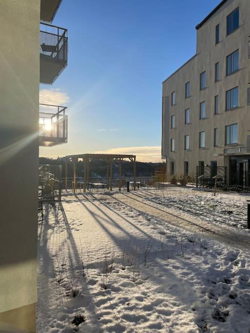 Newly Built Bright Apartment, Close To Everything If You Want To Visit Stockholm, You Will Find The Perfect Accommodation Here! Ferry Line 80 Makes It Very Convenient And Easy To Get To The City Center Nacka Εξωτερικό φωτογραφία