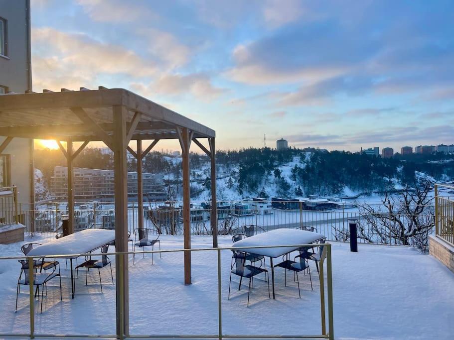 Newly Built Bright Apartment, Close To Everything If You Want To Visit Stockholm, You Will Find The Perfect Accommodation Here! Ferry Line 80 Makes It Very Convenient And Easy To Get To The City Center Nacka Εξωτερικό φωτογραφία
