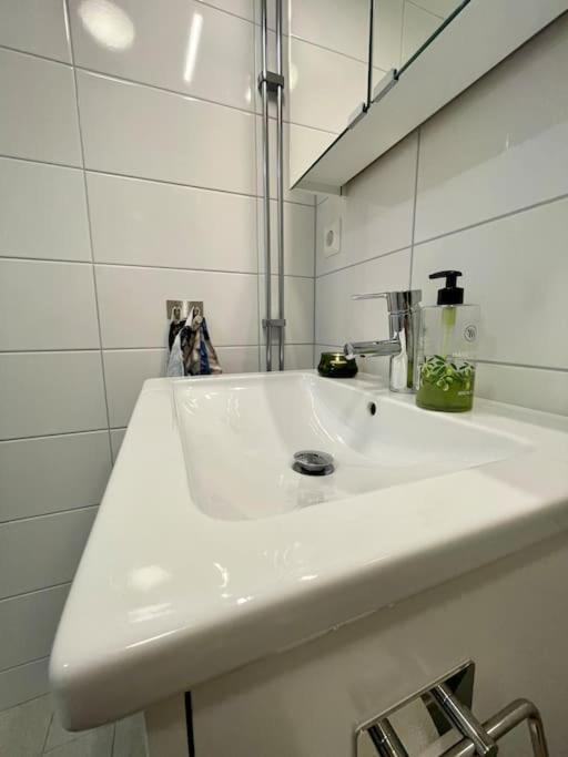 Newly Built Bright Apartment, Close To Everything If You Want To Visit Stockholm, You Will Find The Perfect Accommodation Here! Ferry Line 80 Makes It Very Convenient And Easy To Get To The City Center Nacka Εξωτερικό φωτογραφία