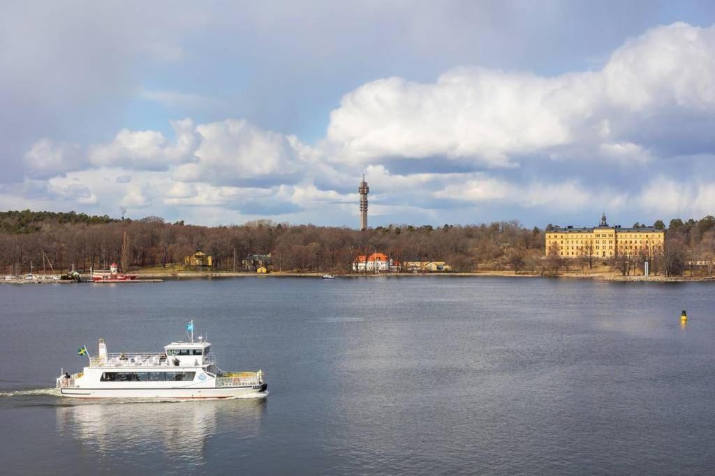 Newly Built Bright Apartment, Close To Everything If You Want To Visit Stockholm, You Will Find The Perfect Accommodation Here! Ferry Line 80 Makes It Very Convenient And Easy To Get To The City Center Nacka Εξωτερικό φωτογραφία