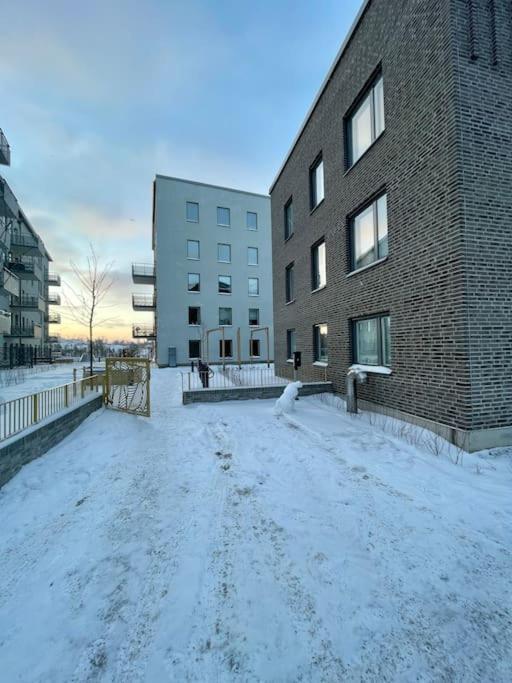 Newly Built Bright Apartment, Close To Everything If You Want To Visit Stockholm, You Will Find The Perfect Accommodation Here! Ferry Line 80 Makes It Very Convenient And Easy To Get To The City Center Nacka Εξωτερικό φωτογραφία
