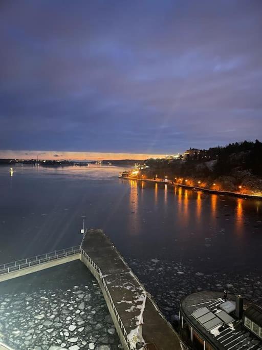 Newly Built Bright Apartment, Close To Everything If You Want To Visit Stockholm, You Will Find The Perfect Accommodation Here! Ferry Line 80 Makes It Very Convenient And Easy To Get To The City Center Nacka Εξωτερικό φωτογραφία