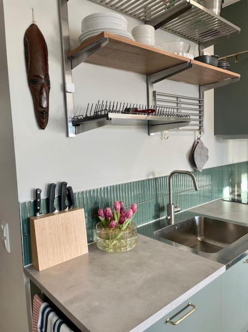 Newly Built Bright Apartment, Close To Everything If You Want To Visit Stockholm, You Will Find The Perfect Accommodation Here! Ferry Line 80 Makes It Very Convenient And Easy To Get To The City Center Nacka Εξωτερικό φωτογραφία